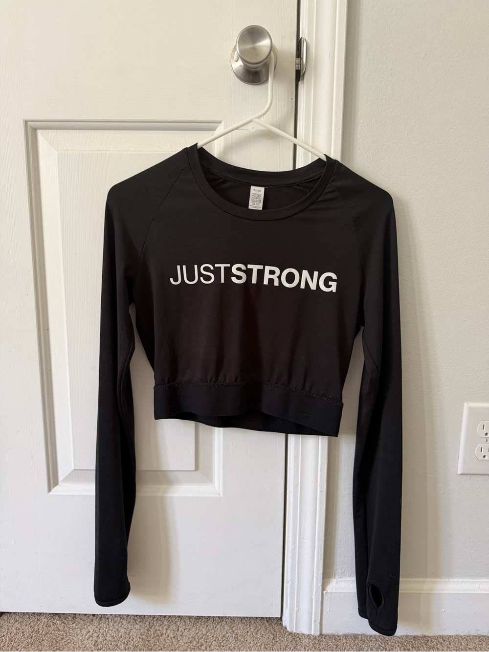 Just strong Women’s Black Long-Sleeve workout athletic yoga Crop Top thumb holes